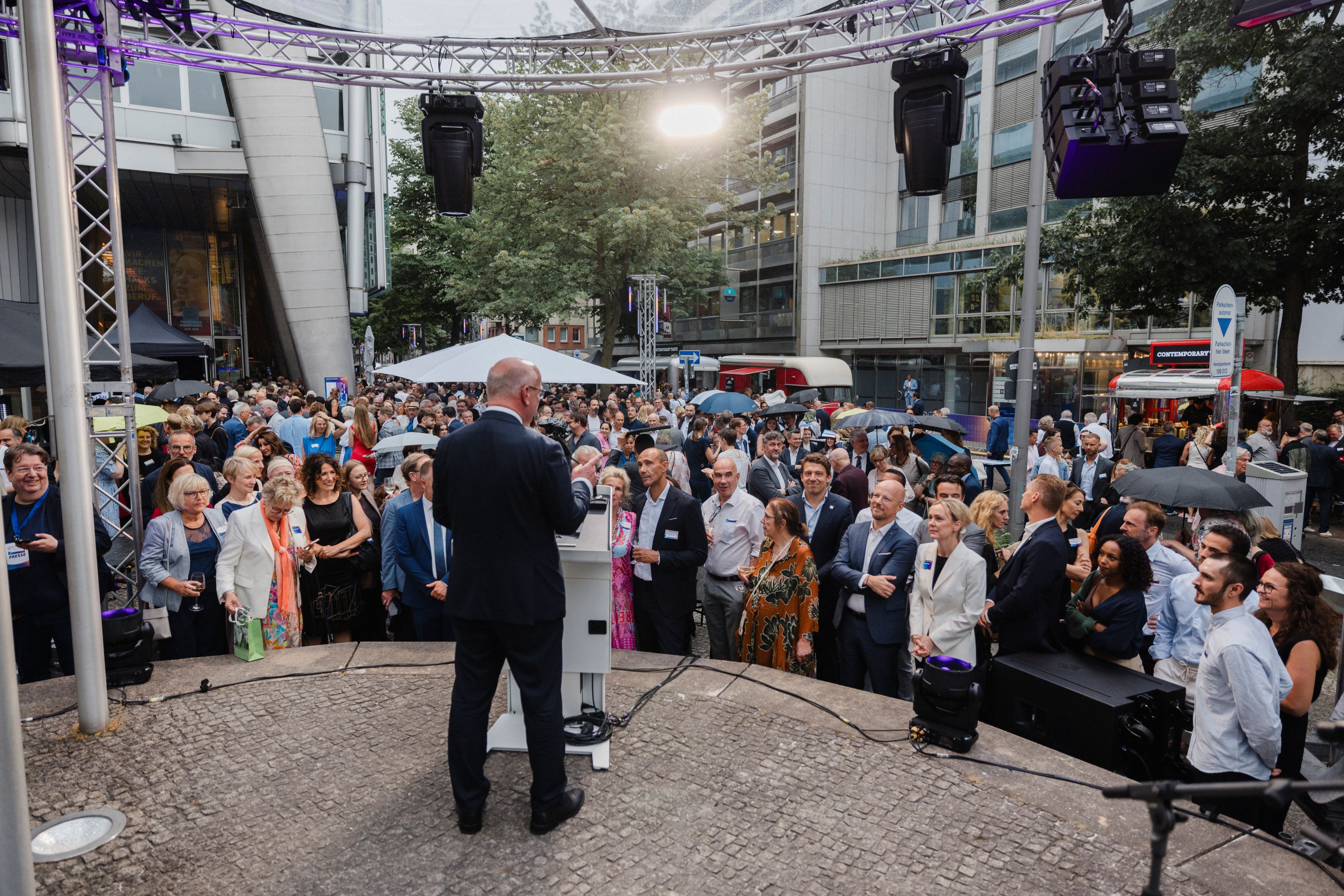 Regierender Bürgermeister Kai Wegner sprach beim IHK-Sommerempfang 2026 vor rund 2.000 Gästen aus Wirtschaft, Politik und Gesellschaft auf der Fasanenstraße | Konstantin Gastmann / IHK Berlin